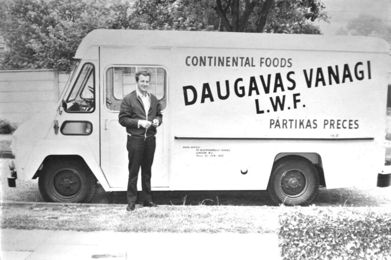 The Daugavas Vanagi Fund’s traveling store in Birmingham, United Kingdom, in 1968. In front stands the store manager, Arturs Vancāns. From the collection of the Documentation Centre and Archive of Latvians in Great Britain.