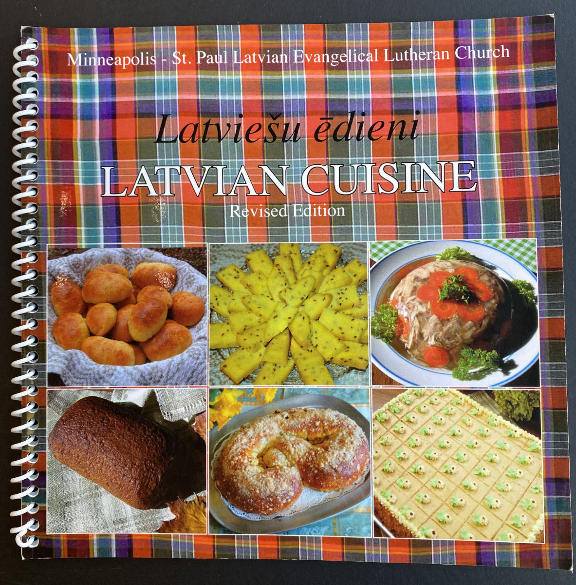 Latviešu ēdieni Latvian cuisine. Gunda Luss, Aldona Pone, Skaidrīte Štolcere, Uldis Cepure. Minneapolis. St. Paul Latvian Evangelical Lutheran Church 2011