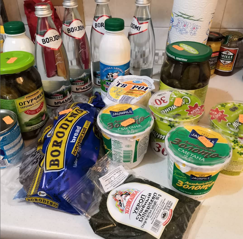 Austra Muižniece: A typical selection of products from an Eastern European shop in Rome during the first half of the year. I used it when I had to make a honey cake for an international work team, among us were also Balts, Bulgarians, and Romanians, all of whom, after a few months, no longer wanted to even look at the Italian food we ate every day. I have to say, though, that after 2022 it’s become harder with these shops, since some sell products that might come from Russia or through related companies, and I have absolutely no desire to support that economy in any way. If I find Ukrainian or Polish products, though, I definitely go for those. In the Polish section, I often get kielbasa sausages that remind me of homemade smoked meats, perfect for something as simple as a breakfast sandwich. In the foreground of the photo, you can see a moment of desperation: there’s no fresh dill anywhere, but at least there’s dried dill, and maybe that can be used for something, even just mixed into a dip.