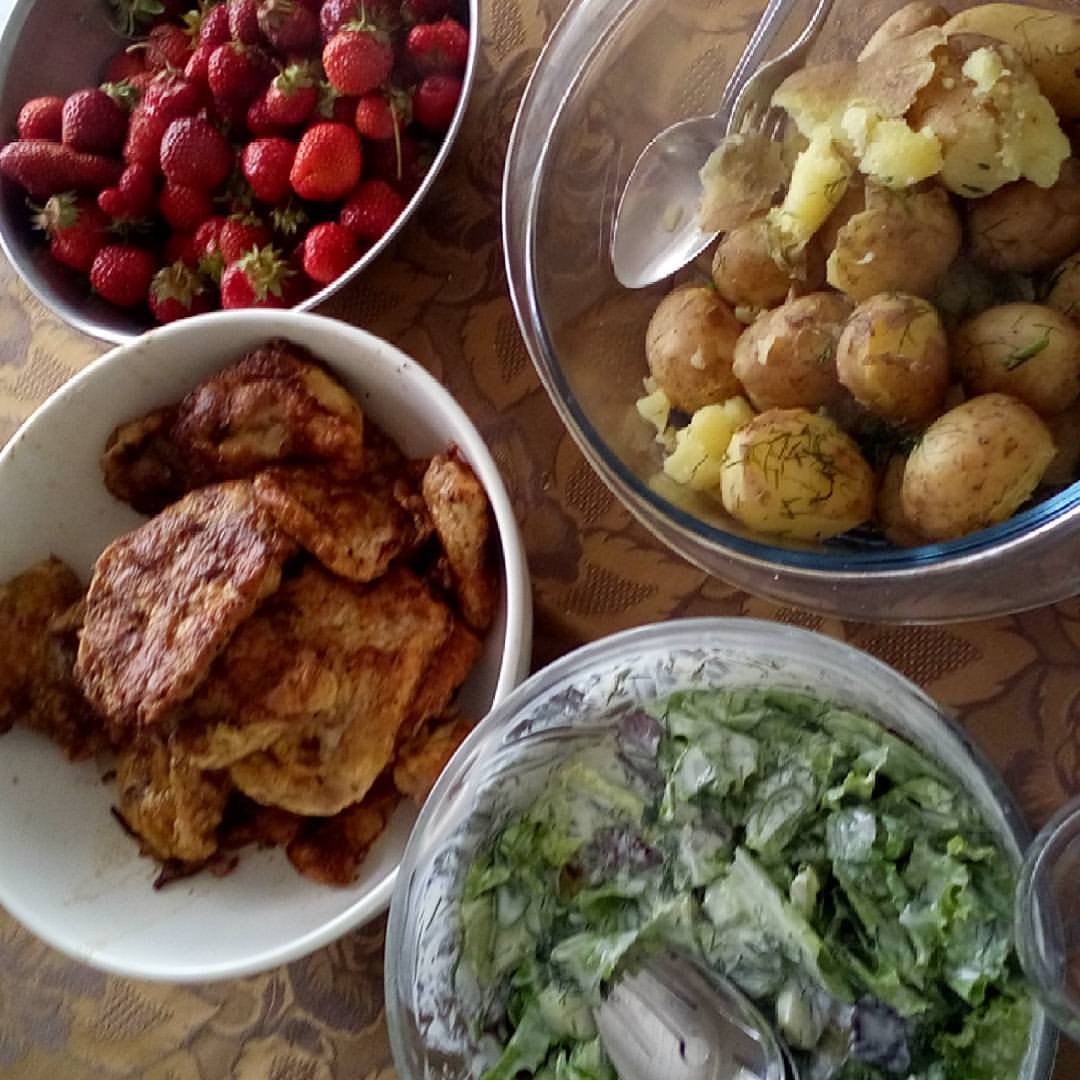 Austra Muižņiece: What does true comfort food from Latvia look like, the kind you long for when you’re abroad? Pork chops, good new potatoes with dill, a lettuce and kefir salad, mom’s or grandma’s pork chops, and local strawberries.