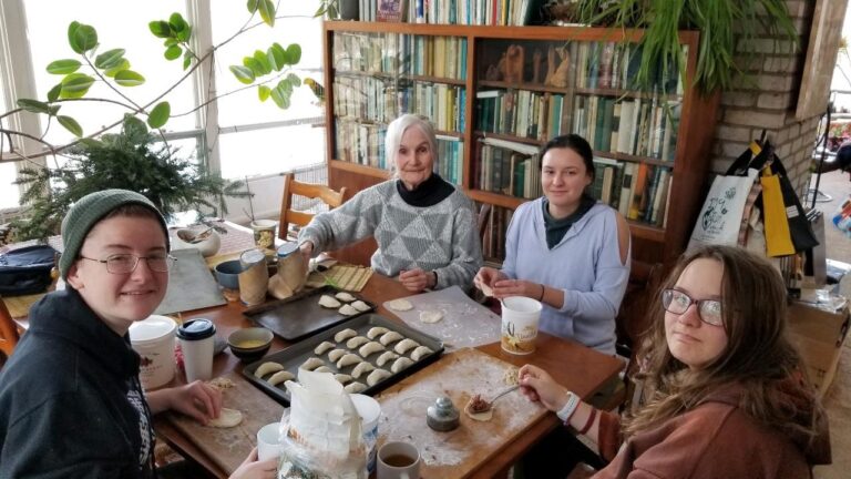 2019 Dec. Kaiva, Omi, Lilly, Lara making piragi on Dec