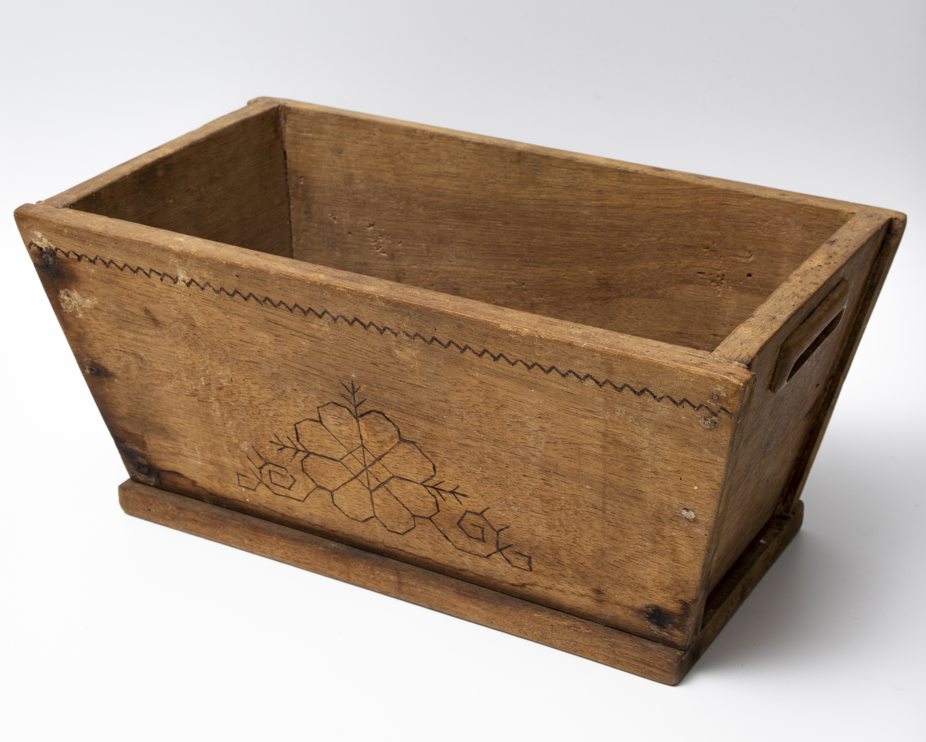 A kneading trough with traditional decoration (Edgars and Zigrīda Švinka)