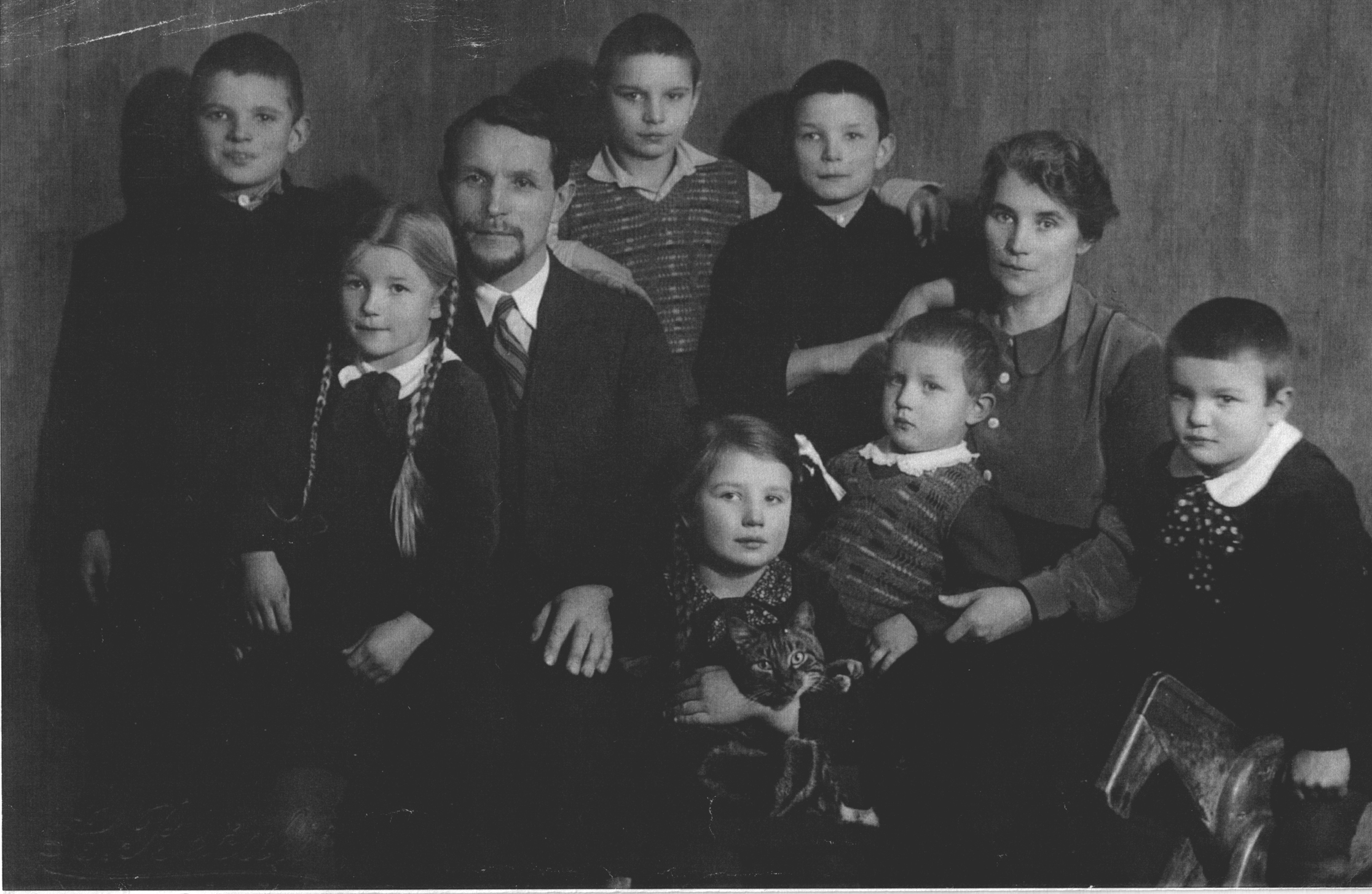 Rudolfs and Irma Grava with their seven children in Latvia in the mid-1930s. Photo from the private archive of Inese Grava-Gubiņa.