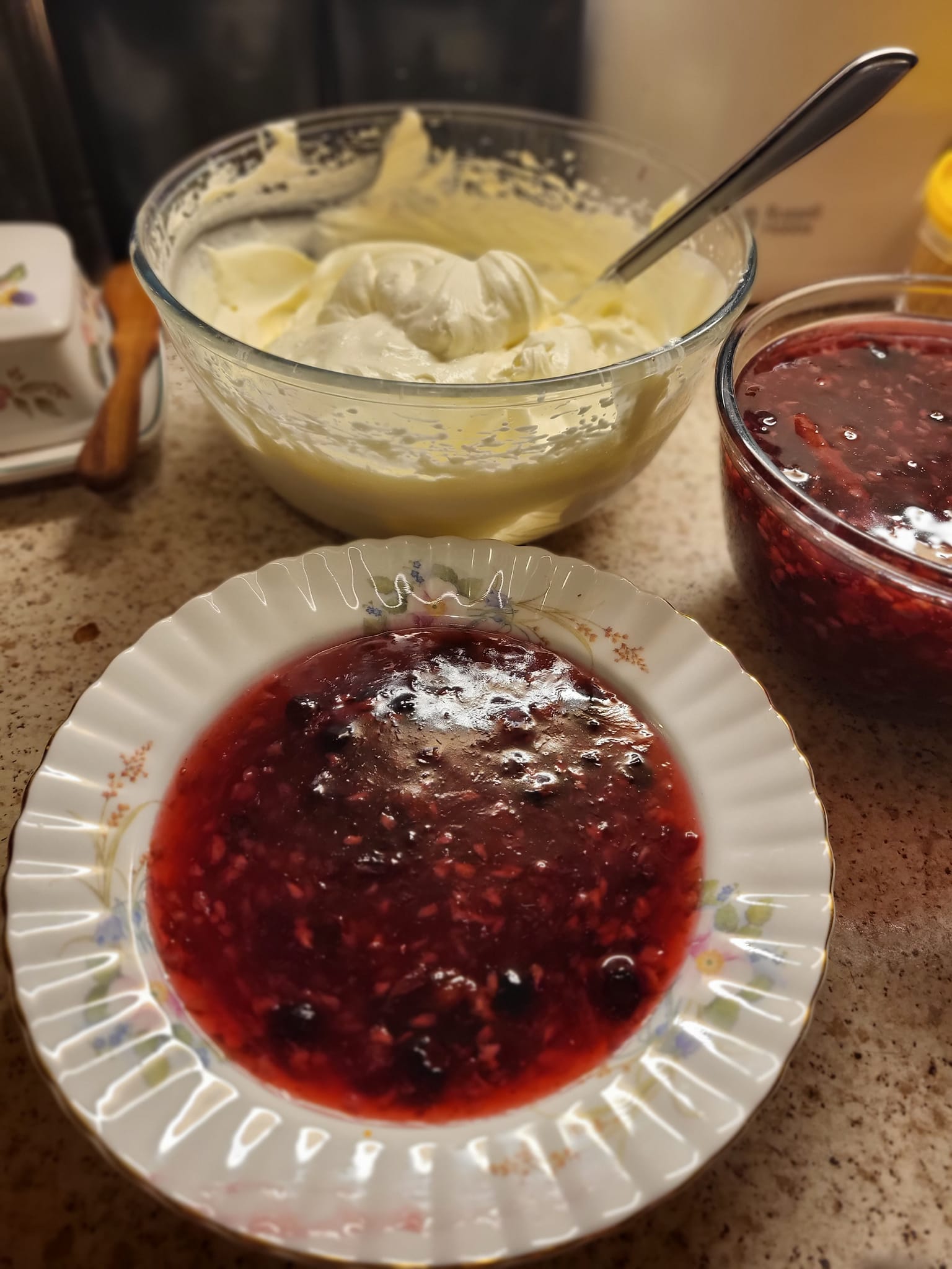 Aveņu-dzērveņu- melleņu ogu ķīselis ar putukrējumu 2