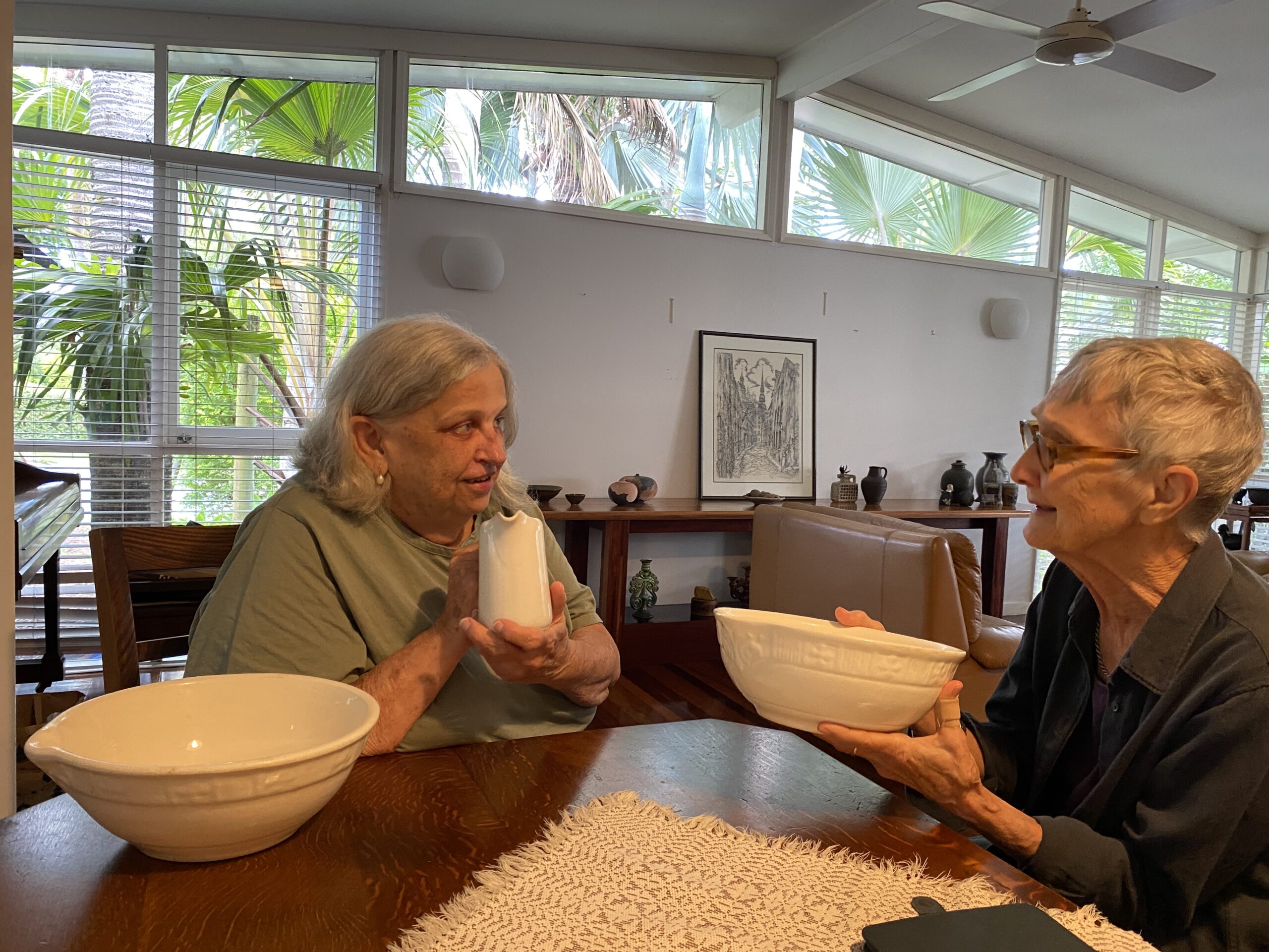 Inta Gertners shows her grandmother Milda Veidis’ bowls for serving rasols to Zigrīda France in Brisbane, Australia, in March 2026. Photo by Inga Česle.