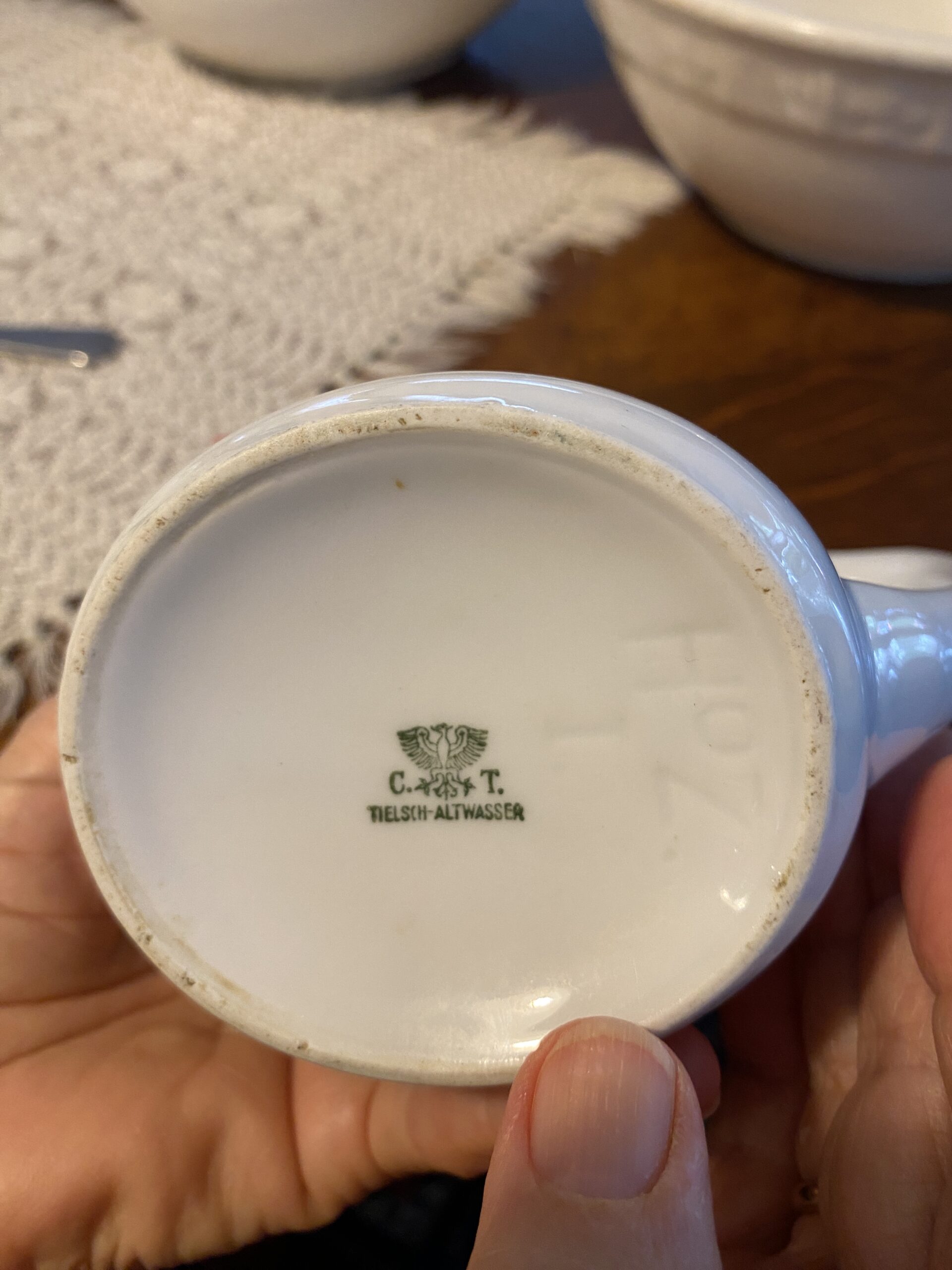 Inta Gertners shows her grandmother Milda Veidis’ bowls for serving rasols to Zigrīda France in Brisbane, Australia, in March 2026. Photo by Inga Česle.