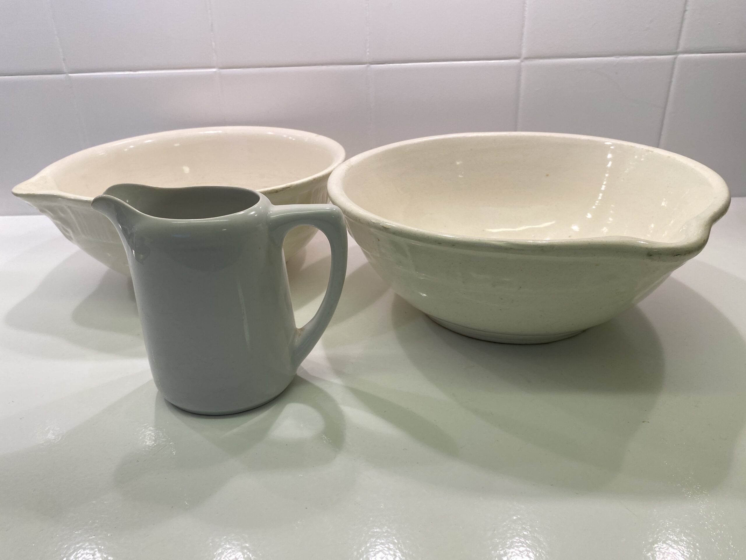 Inta Gertners shows her grandmother Milda Veidis’ bowls for serving rasols to Zigrīda France in Brisbane, Australia, in March 2026. Photo by Inga Česle.